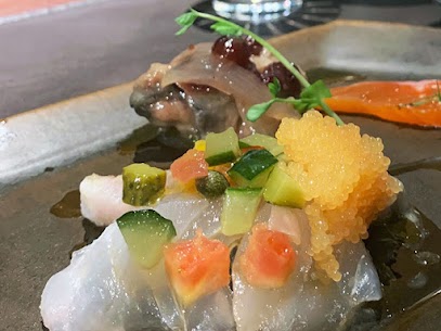 クエ・ゴールデンキャビア添え　Carpaccio of longtooth grouper served with golden caviar